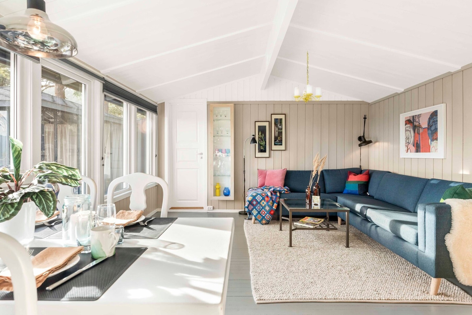 Lyse og lune farger i stuen. God plass til en stor og god tv-krok i stuen Galleribilde