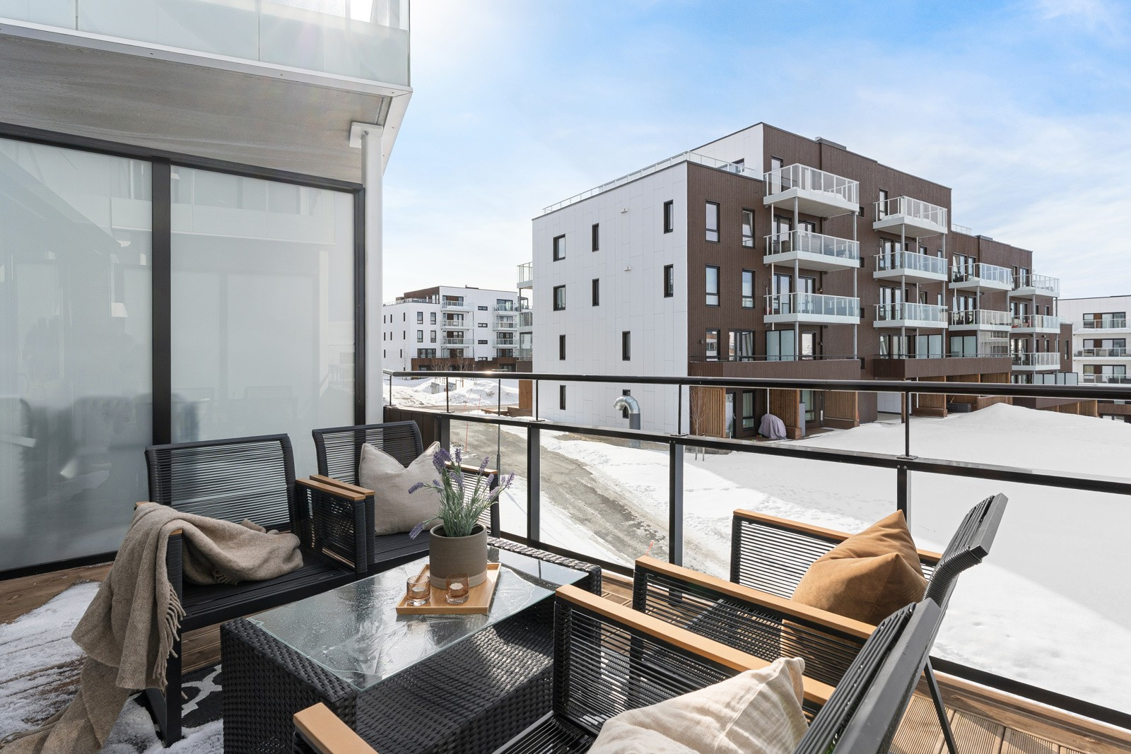 God plass for utemøbler og grill. Sol frem til ca. 2130 på sommeren.