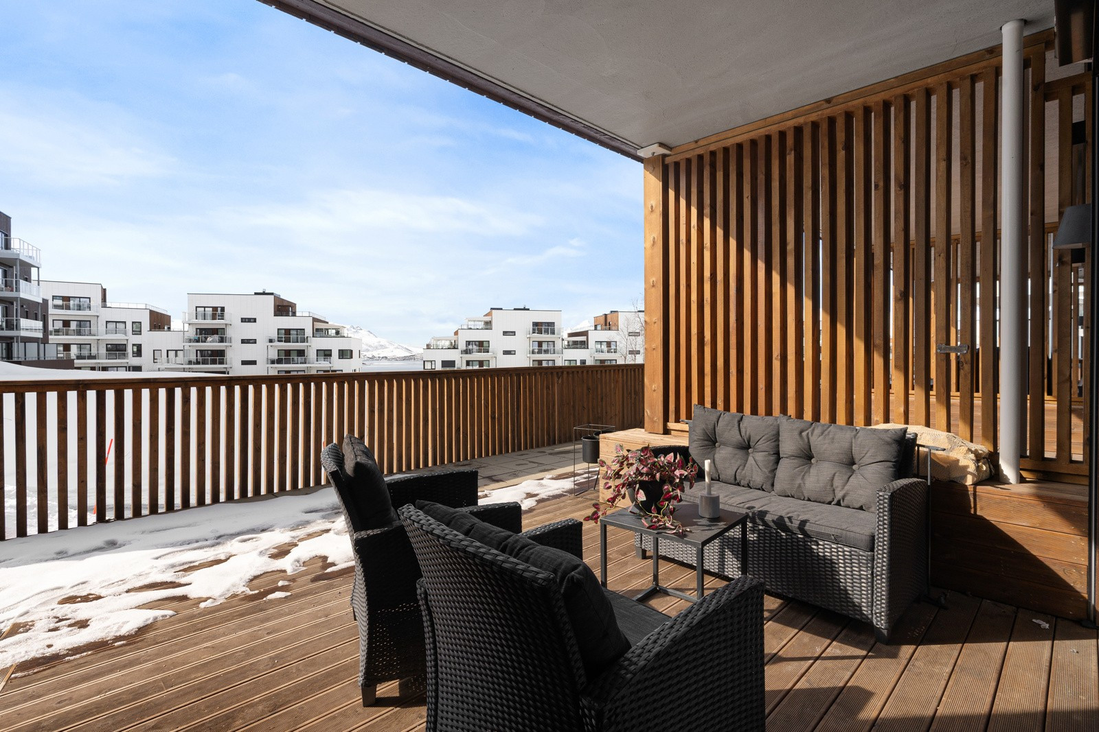 Takoverbygd terrasse ved inngangsparti.