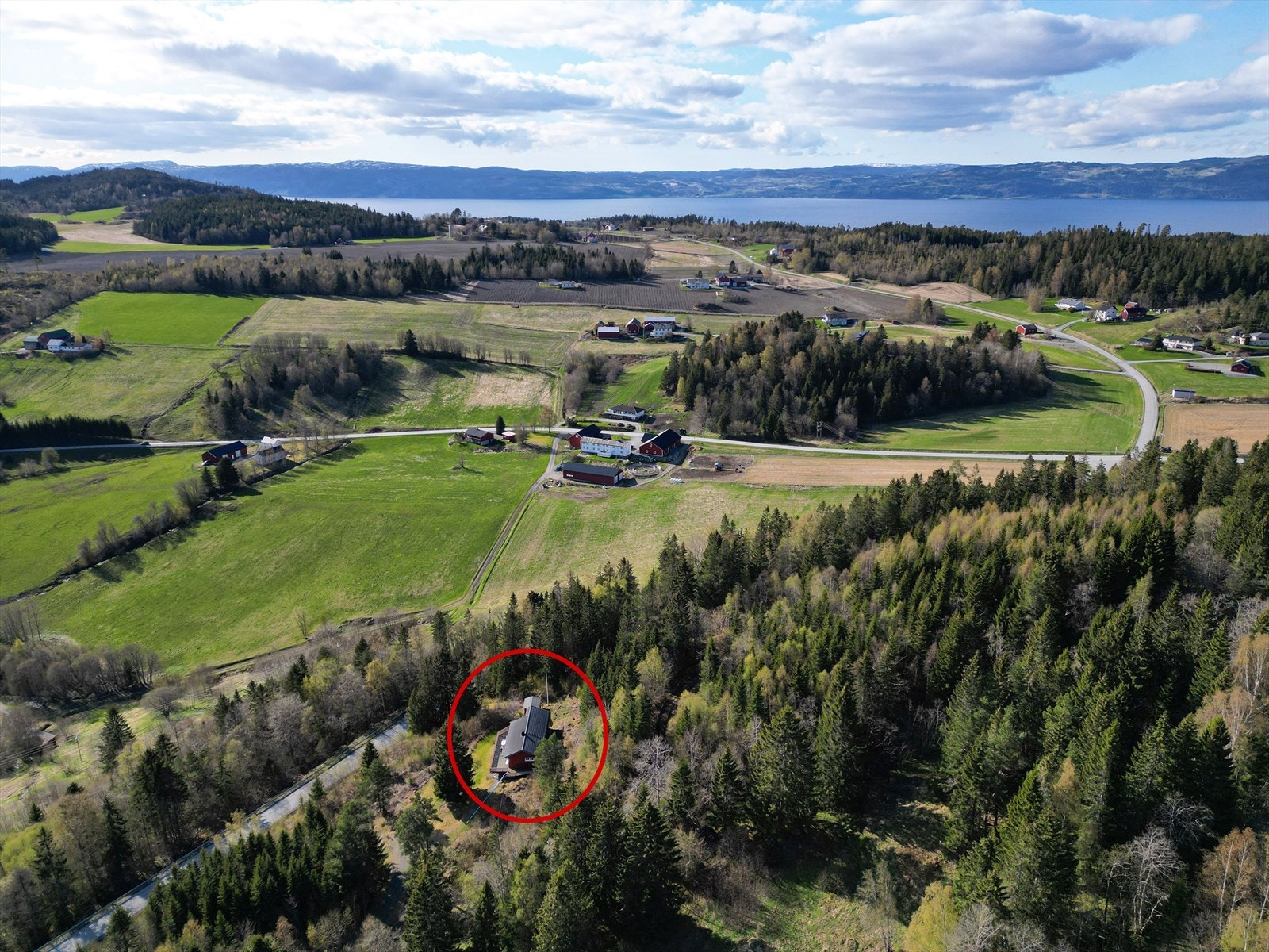 Kjører du fra Trondheim tar det litt i overkant av 1 time til hytta med bil. Galleribilde