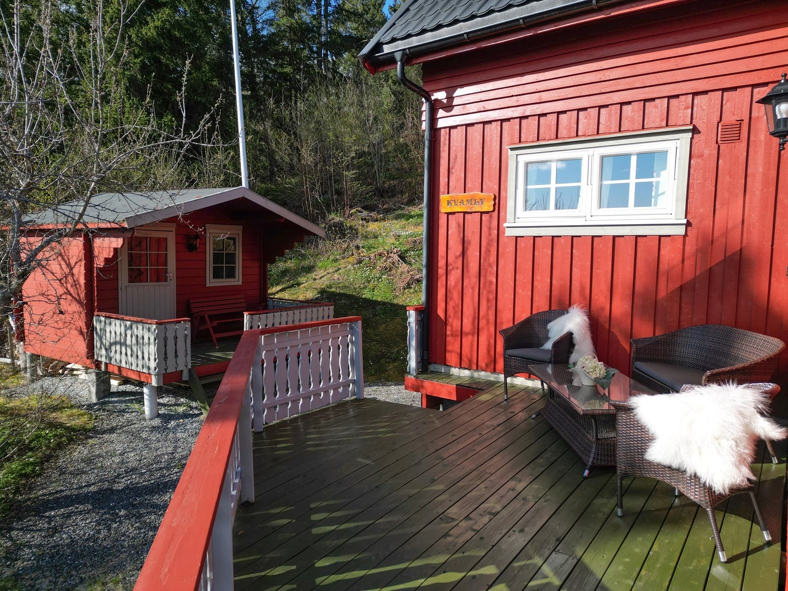 På baksiden av hytta er det en stor bod, som også kan brukes som et anneks. Galleribilde