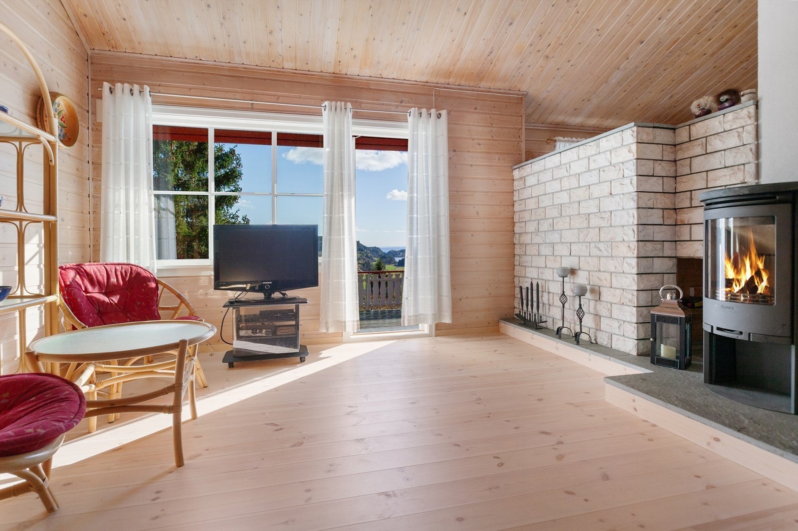 Fra stuen er det direkte utgang til en solfylt terrasse. Galleribilde