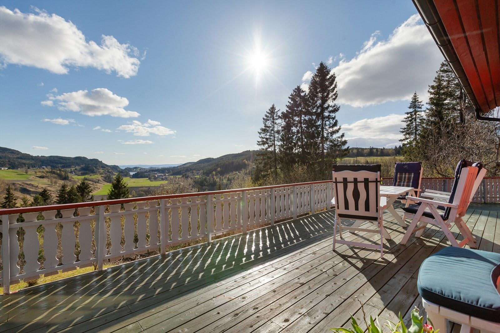 Terrassen måler hele 48 m² og strekker seg langs hele siden av hytta. Galleribilde