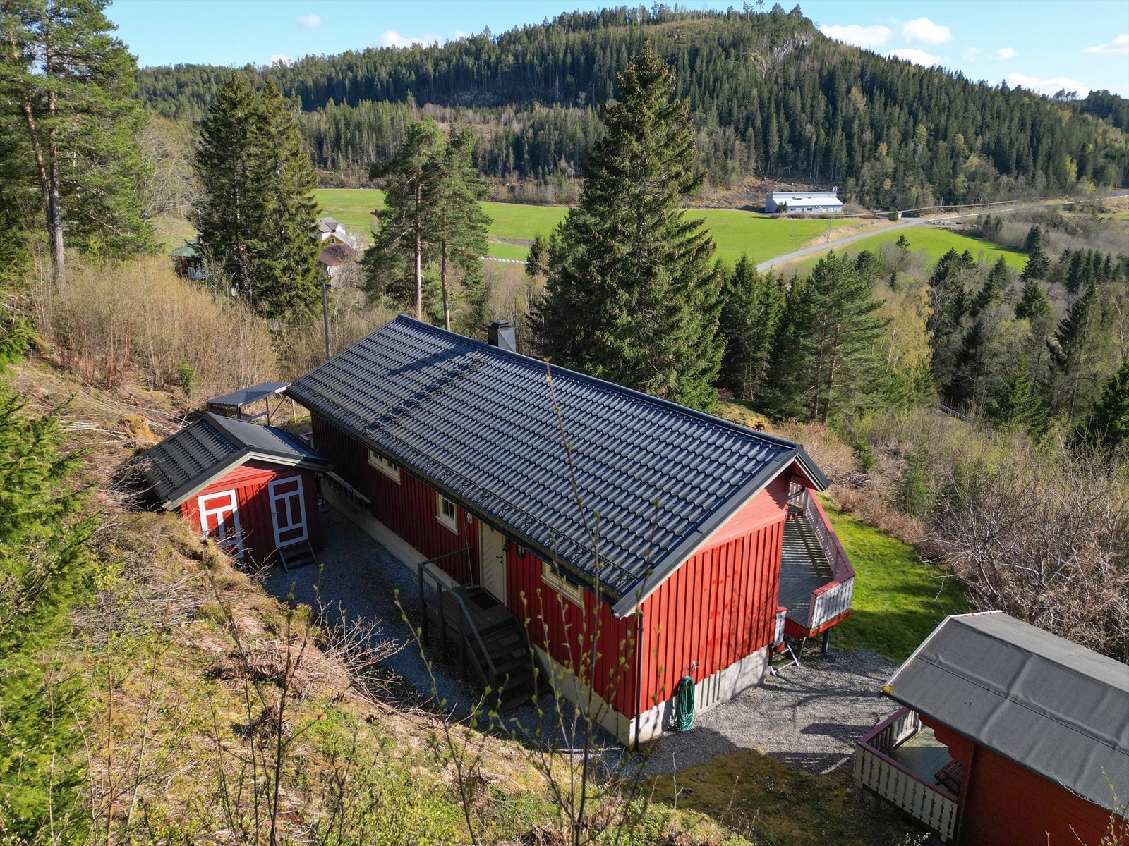Det er to boder utvendig som gir god plass til oppbevaring. Begge bodene har innlagt strøm. Galleribilde
