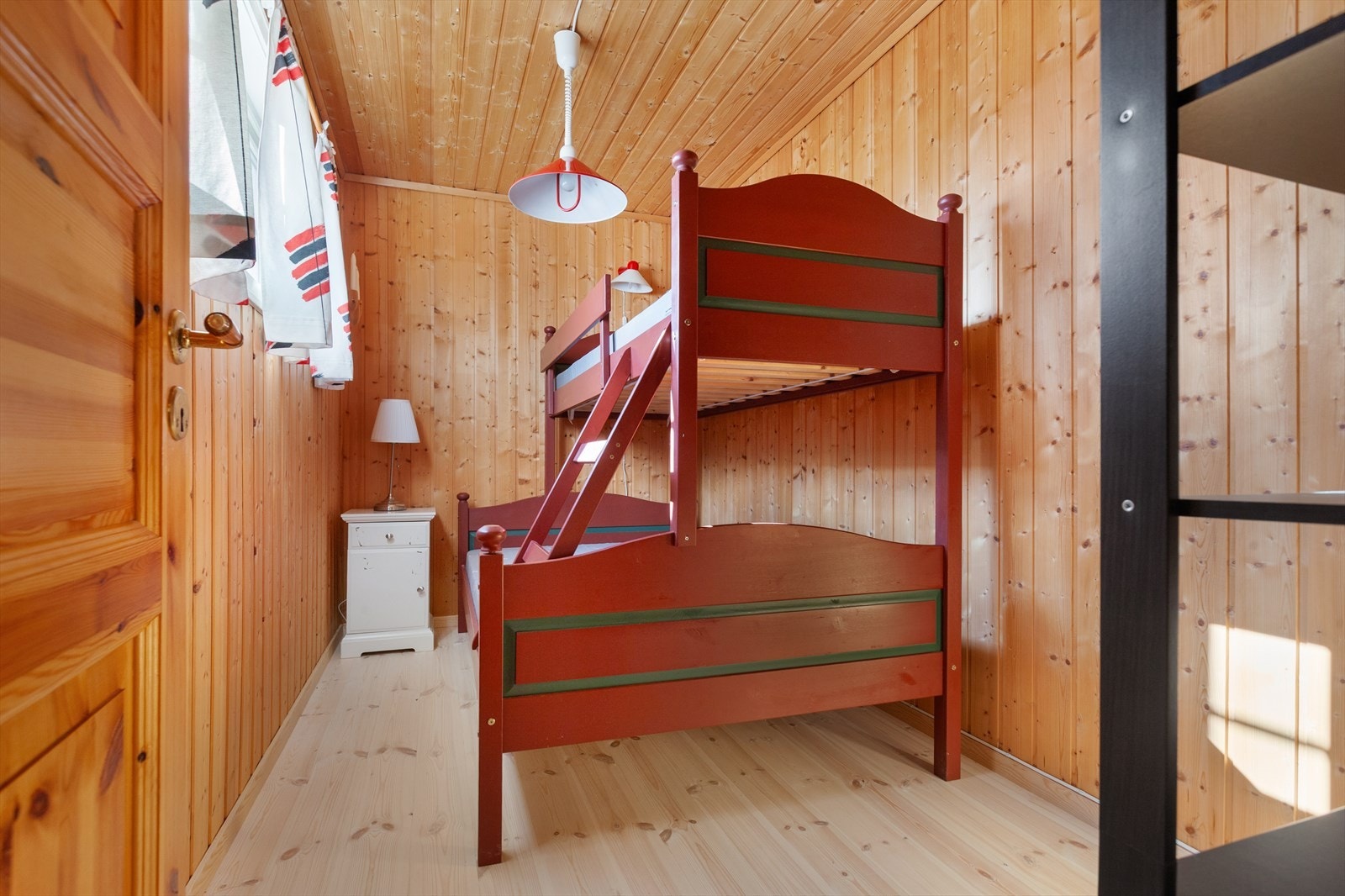 Hyttas andre soverom er på 5 m². Her er det god plass til ønsket sengestørrelse eller en køyeseng. Galleribilde