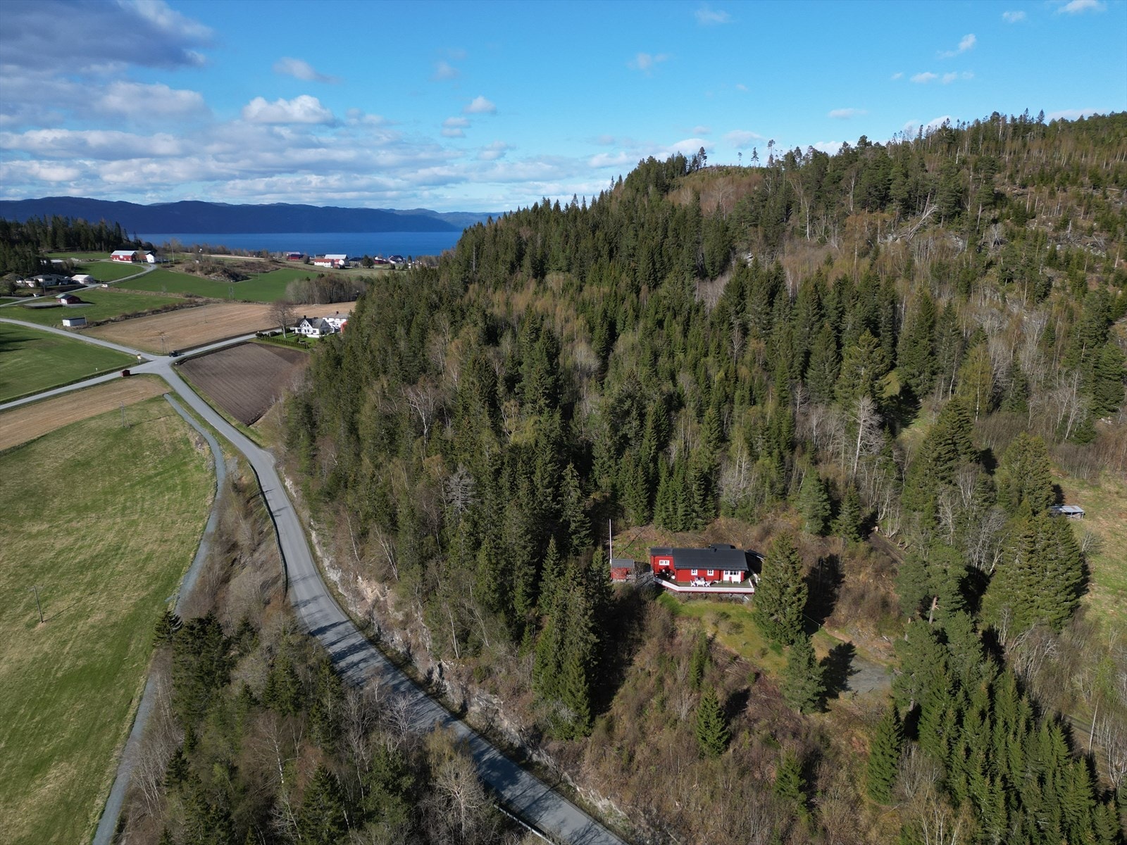 Fra hytta tar det ca. 7 minutter med bil til Frosta sentrum. Galleribilde