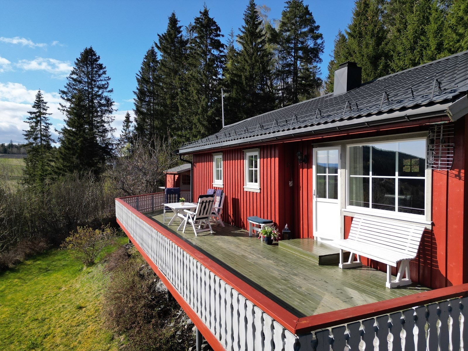 Hytta ligger på et lite høydepunkt, noe som sørger for flott utsikt og god skjerming fra veien. Galleribilde