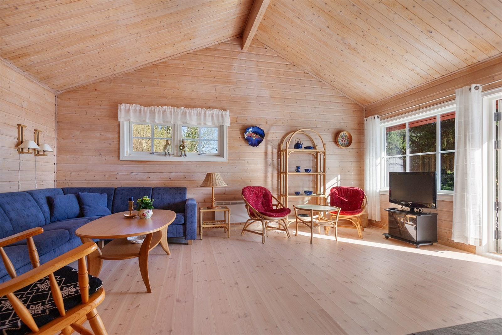 Stor stue på 25 m², kombinasjonen av den gode takhøyden med de store vindusflatene sørger for en lys og luftig atmosfære. Galleribilde