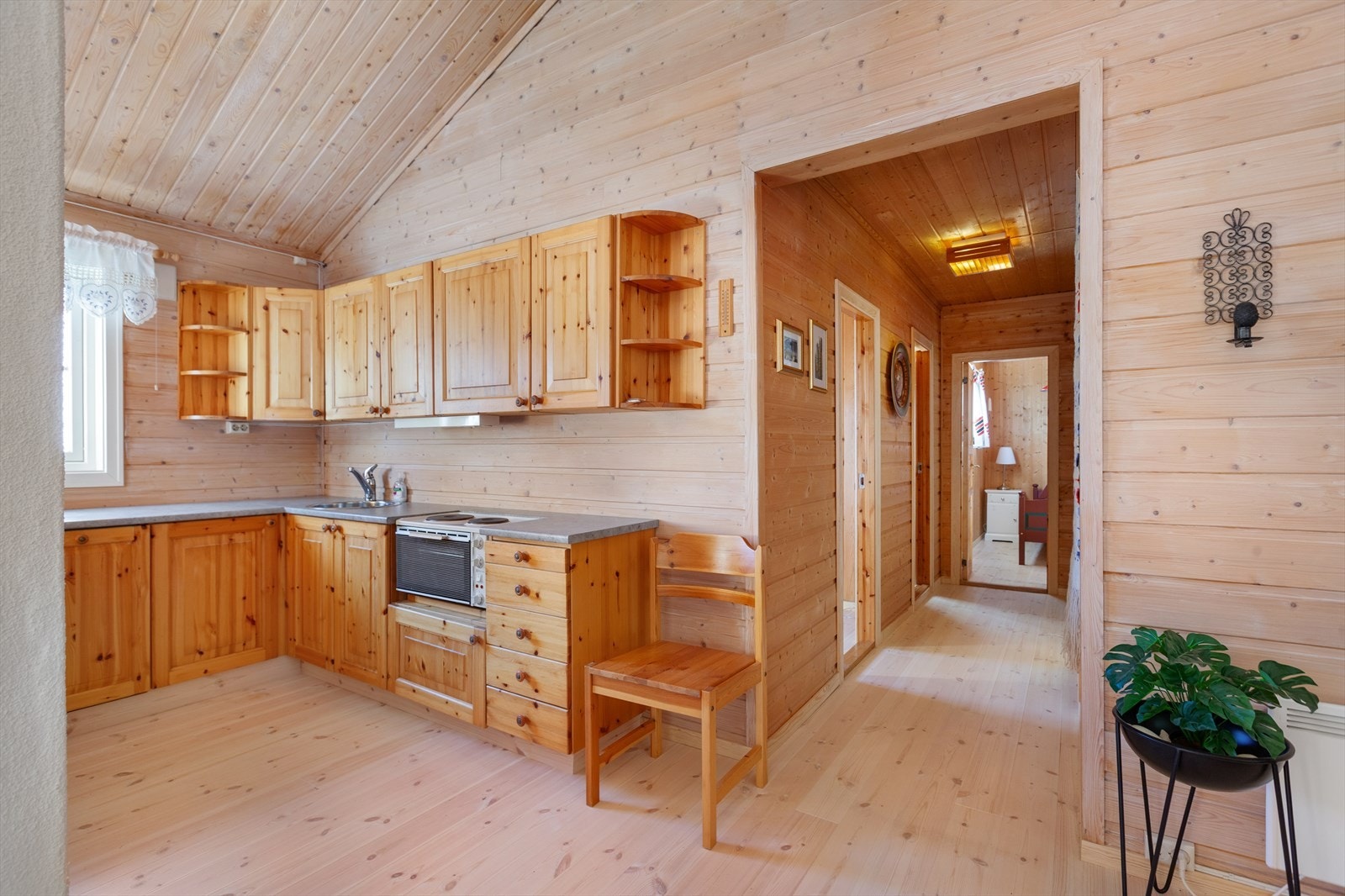 Lyst og pent kjøkken på 5 m². Galleribilde