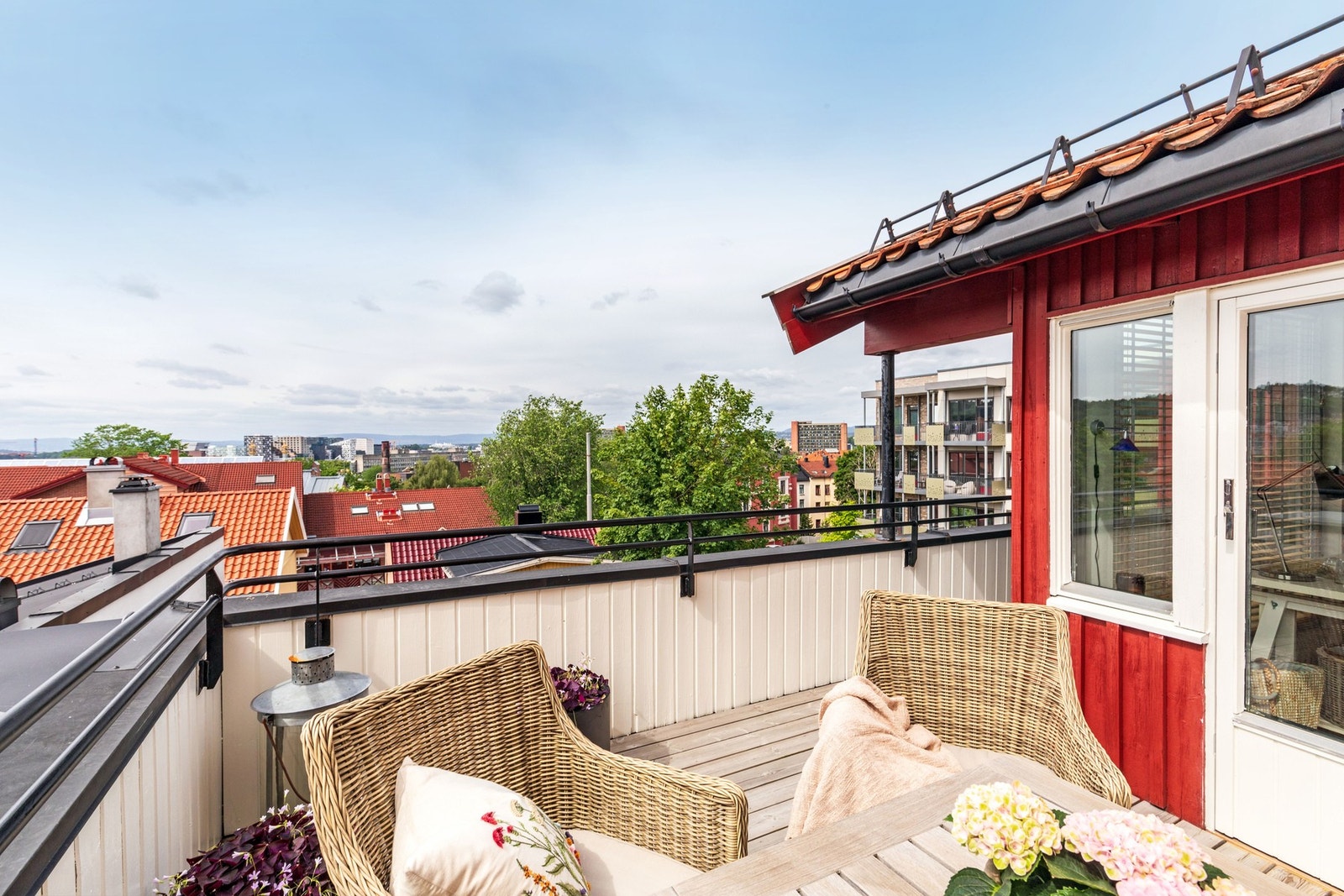 Flott takterrasse med utsikt over byen. Galleribilde