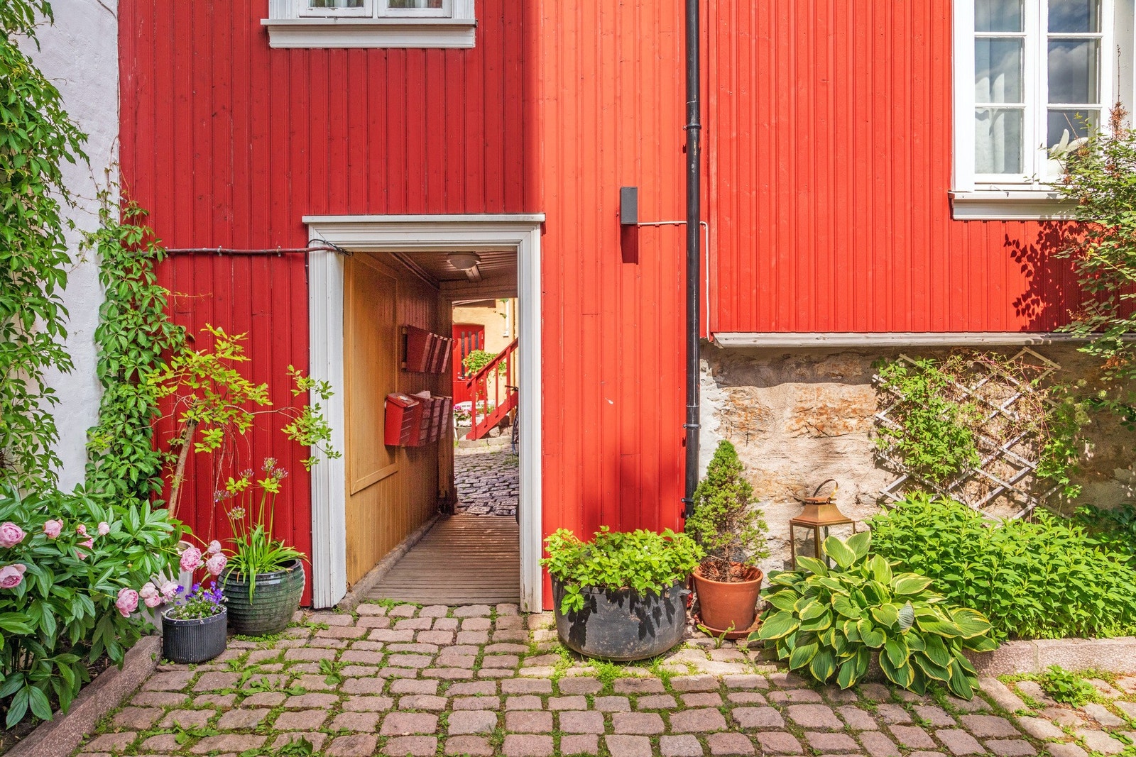 Det er 2 innganger til gårdsrommet. Galleribilde