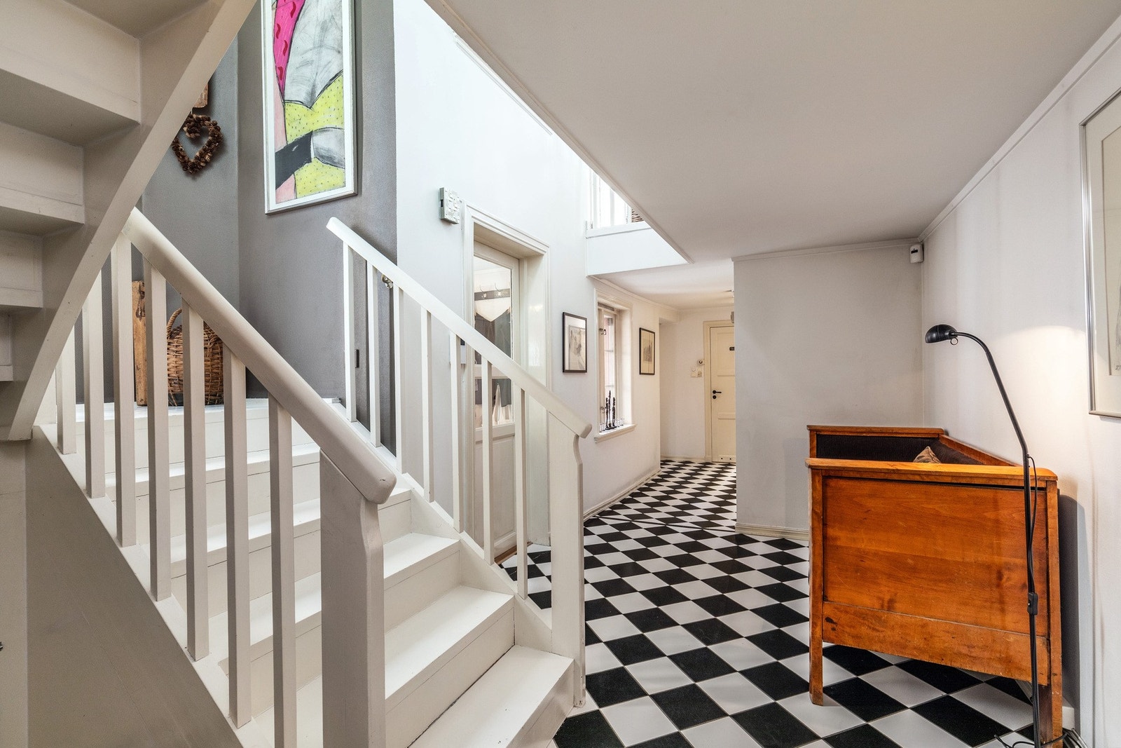 Entre/gang med trapp opp til 2 etasje. Galleribilde