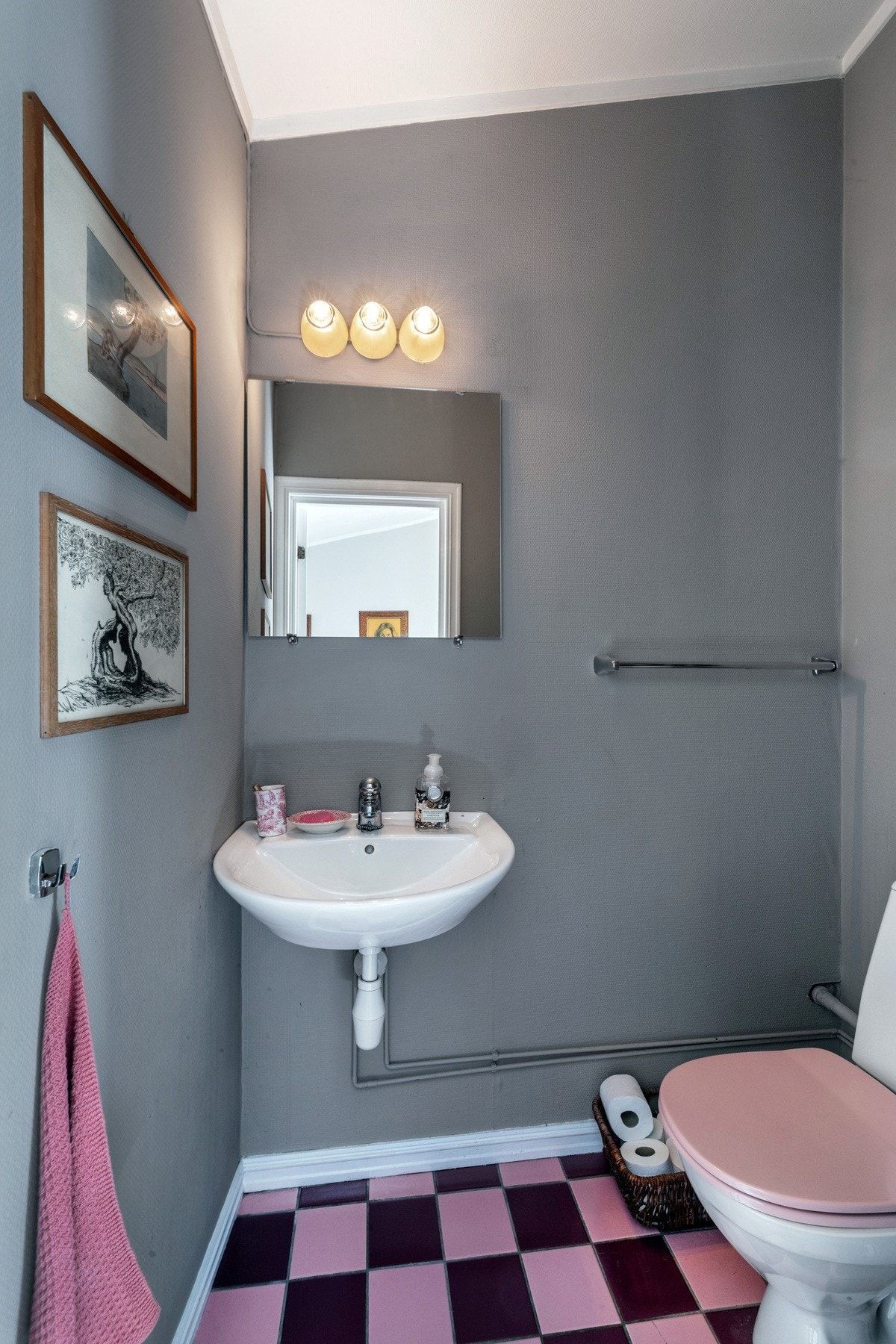 Wc i 2.etg inn fra soverom. Galleribilde