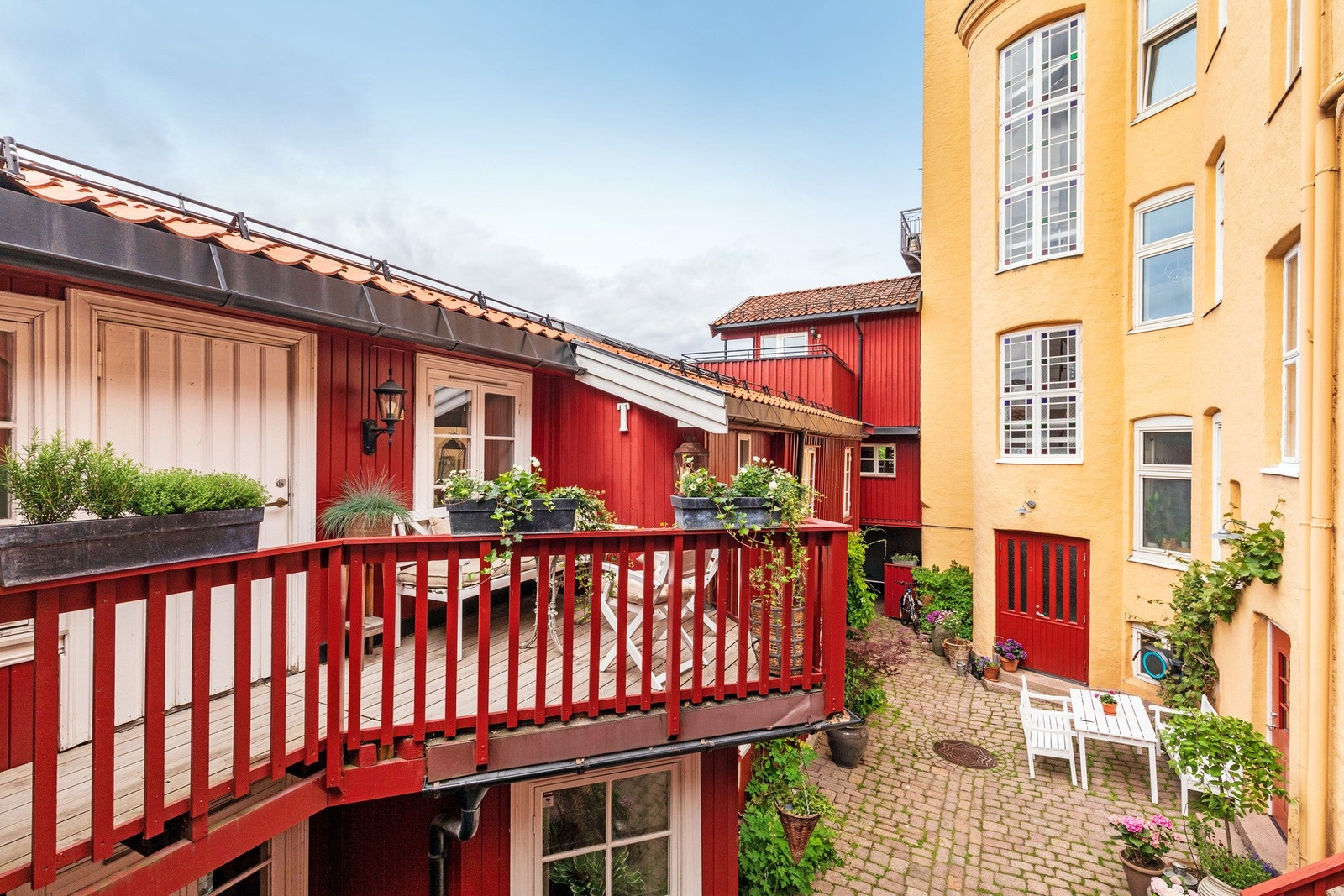 Balkong med morgensol. Galleribilde