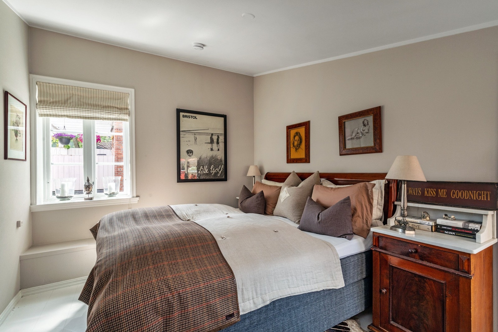 Hovedsoverom med inngang til wc. Galleribilde