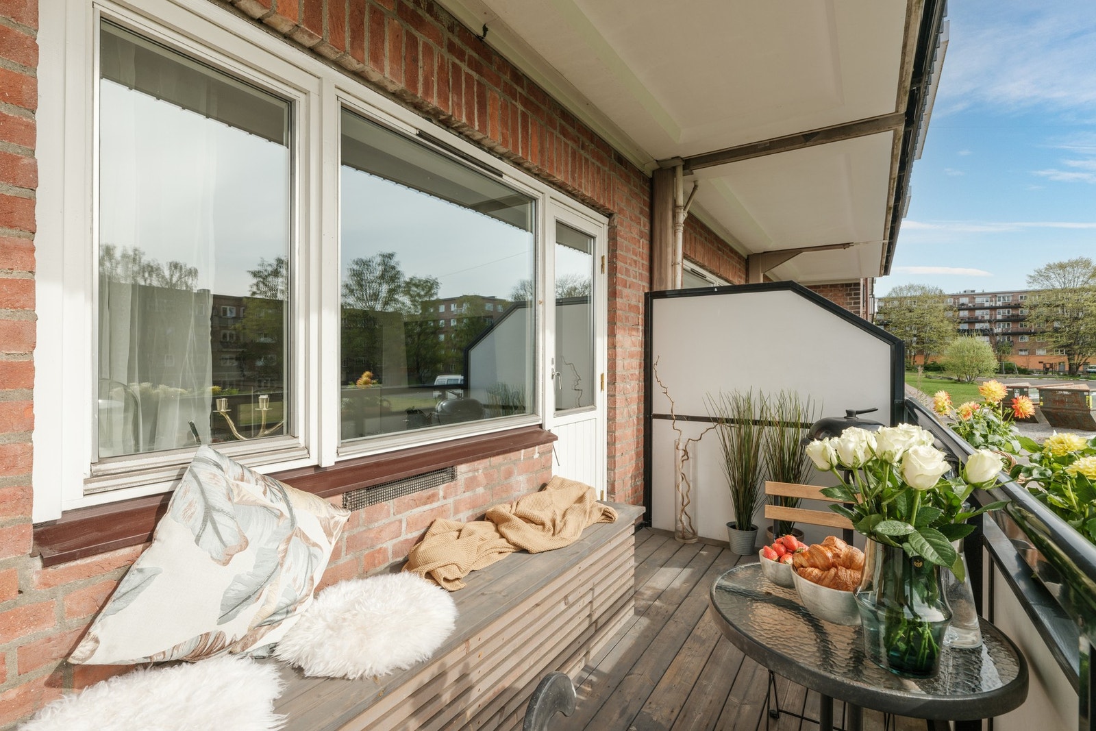 Balkongen oppleves som en forlengelse av stuen store deler av året. Galleribilde