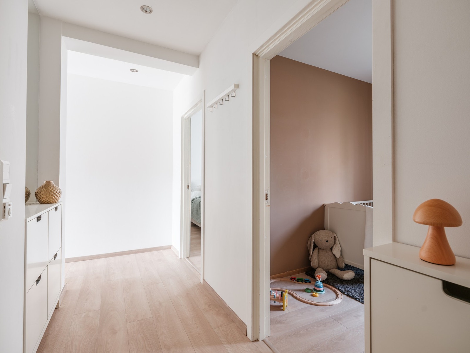 Lys og romslig entré/gang. Galleribilde