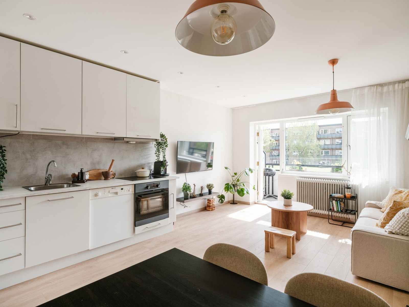 Stue og kjøkken i åpen løsning. Galleribilde