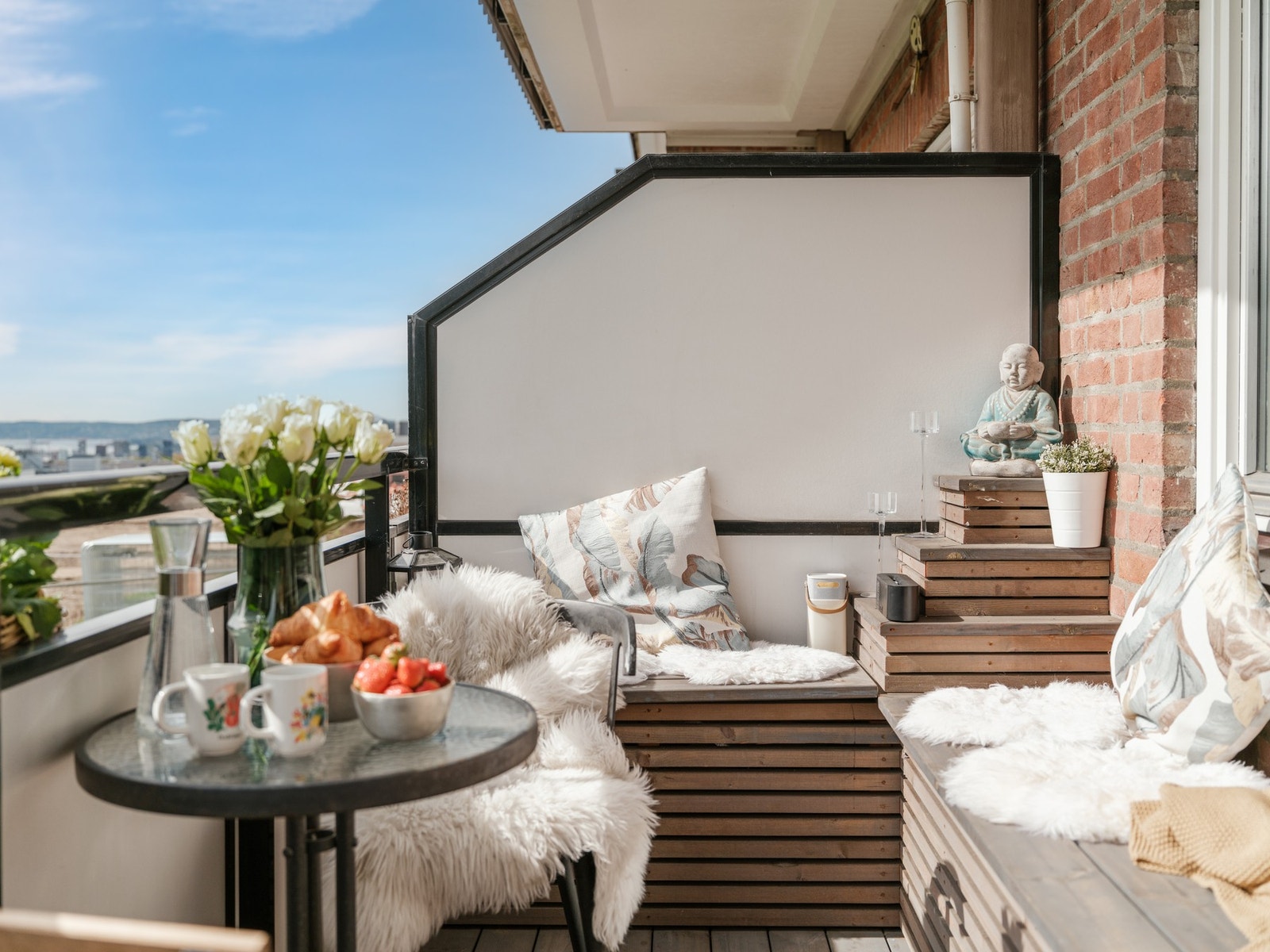 Plassbygd utemøblement med oppbevaringsmuligheter. Her kan du nyte morgenkaffen, og hyggelige stunder med venner og bekjente. Galleribilde