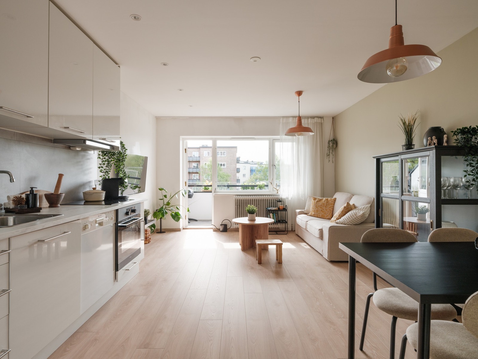 Det er plass til både sofa- og spisegruppe. Galleribilde