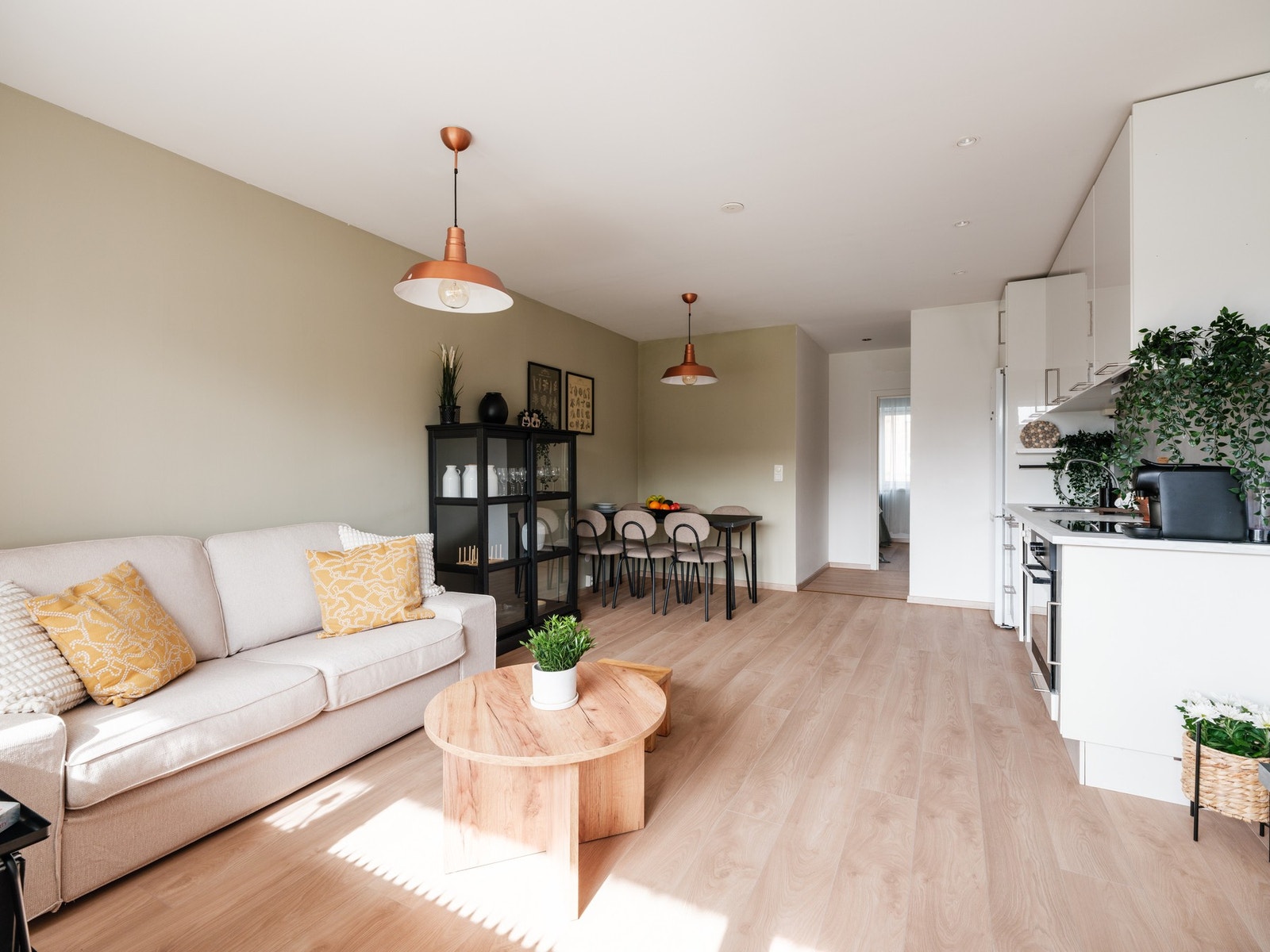 Nytt gulv ble lagt i regi av nåværende eier i 2025, hvor det ble lagt høykvalitets laminatgulv. Se salgsoppgave ytterligere beskrivelse av gulvet. Galleribilde