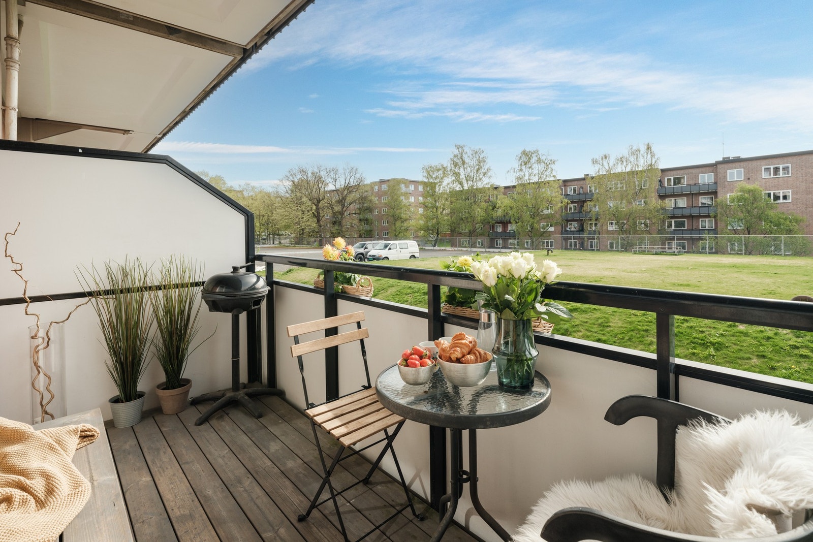 Store, grønne fellesområder på utsiden av balkongen. Galleribilde