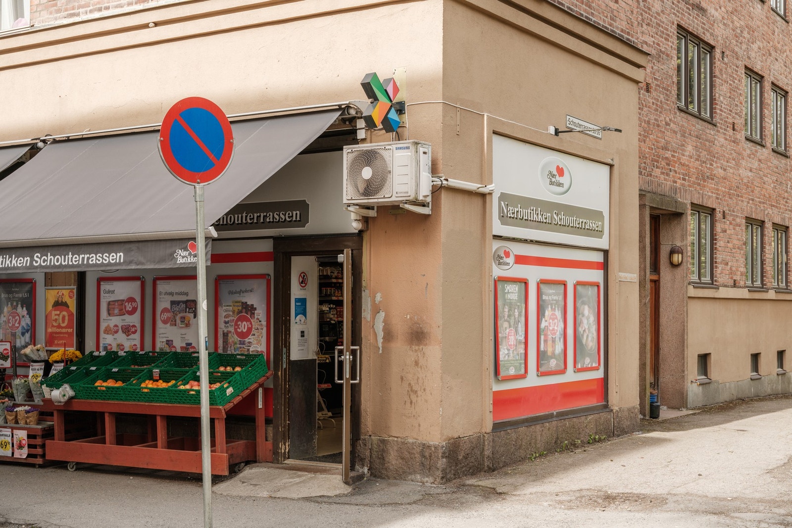 Nærbutiken ligger i samme gate som boligen, og gir deg umiddelbar nærhet til dagligvarehandelen. Den er også søndagsåpen. Galleribilde