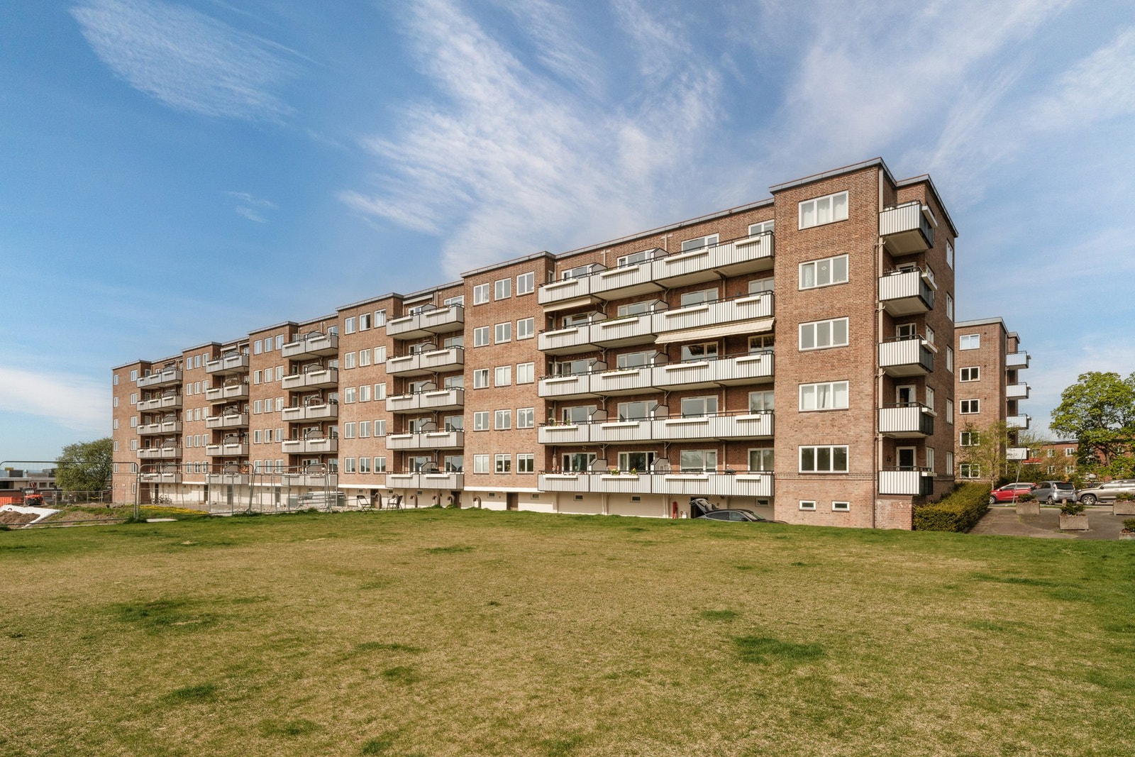 Store, grønne fellesarealer på utsiden av balkongen. Galleribilde