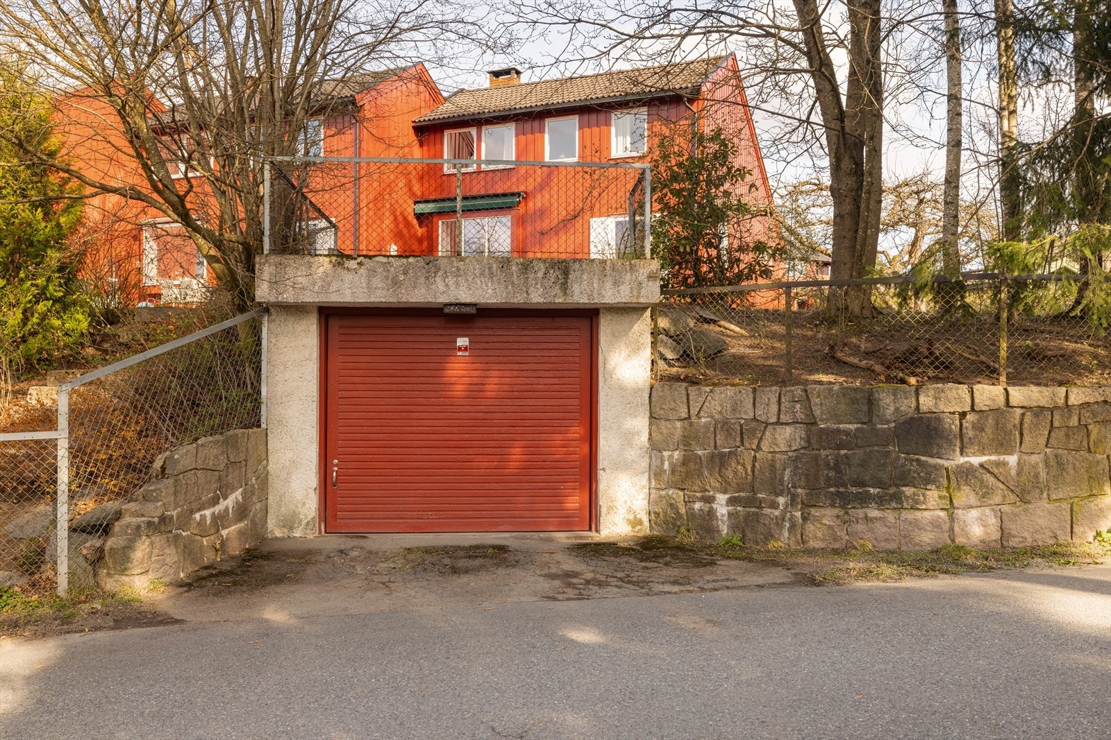 Boligen kommer med egen garasje under hagen Galleribilde