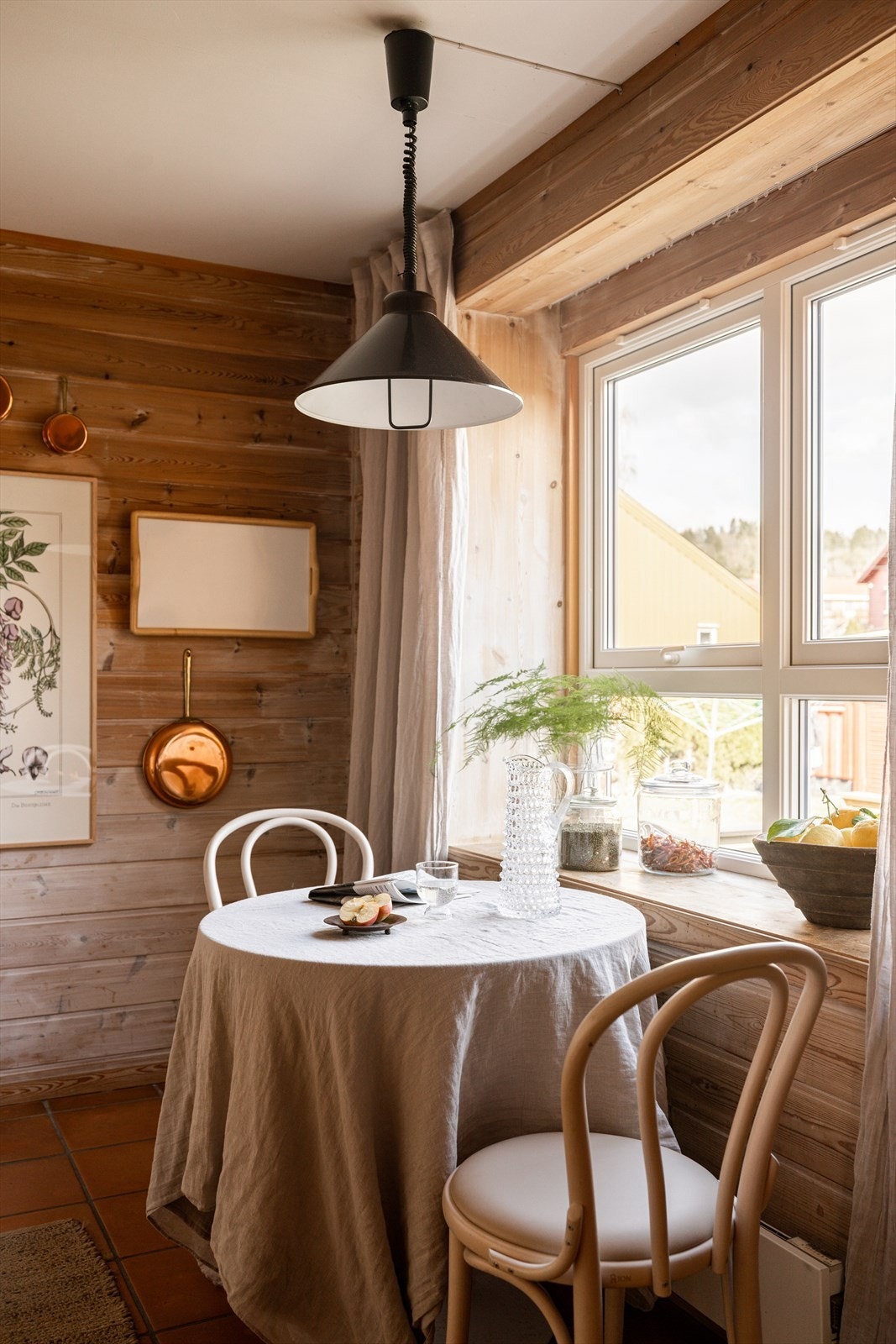Rommet har flislagt gulv og en flott, bred vinduspost Galleribilde