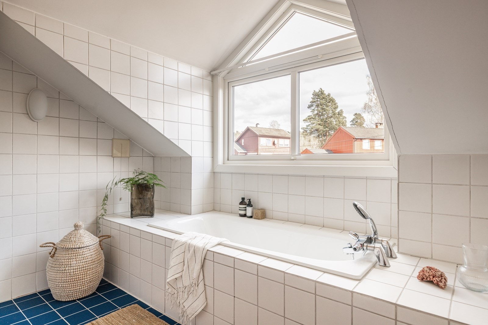 Hovedbadet er flislagt og utstyrt med badekar Galleribilde