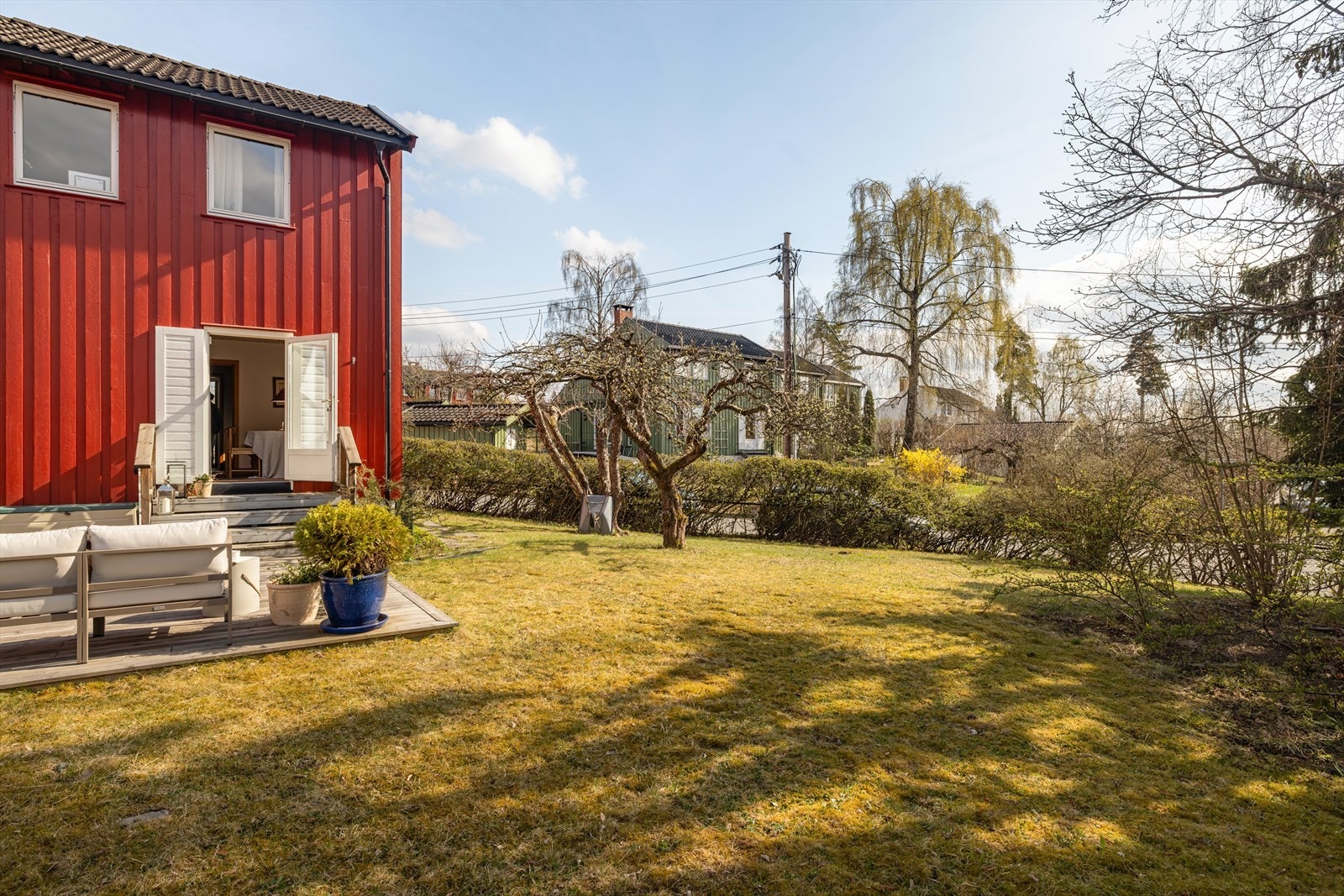 Boligen er et enderekkehus, og den opparbeidete hagen har epletrær og er inngjerdet Galleribilde