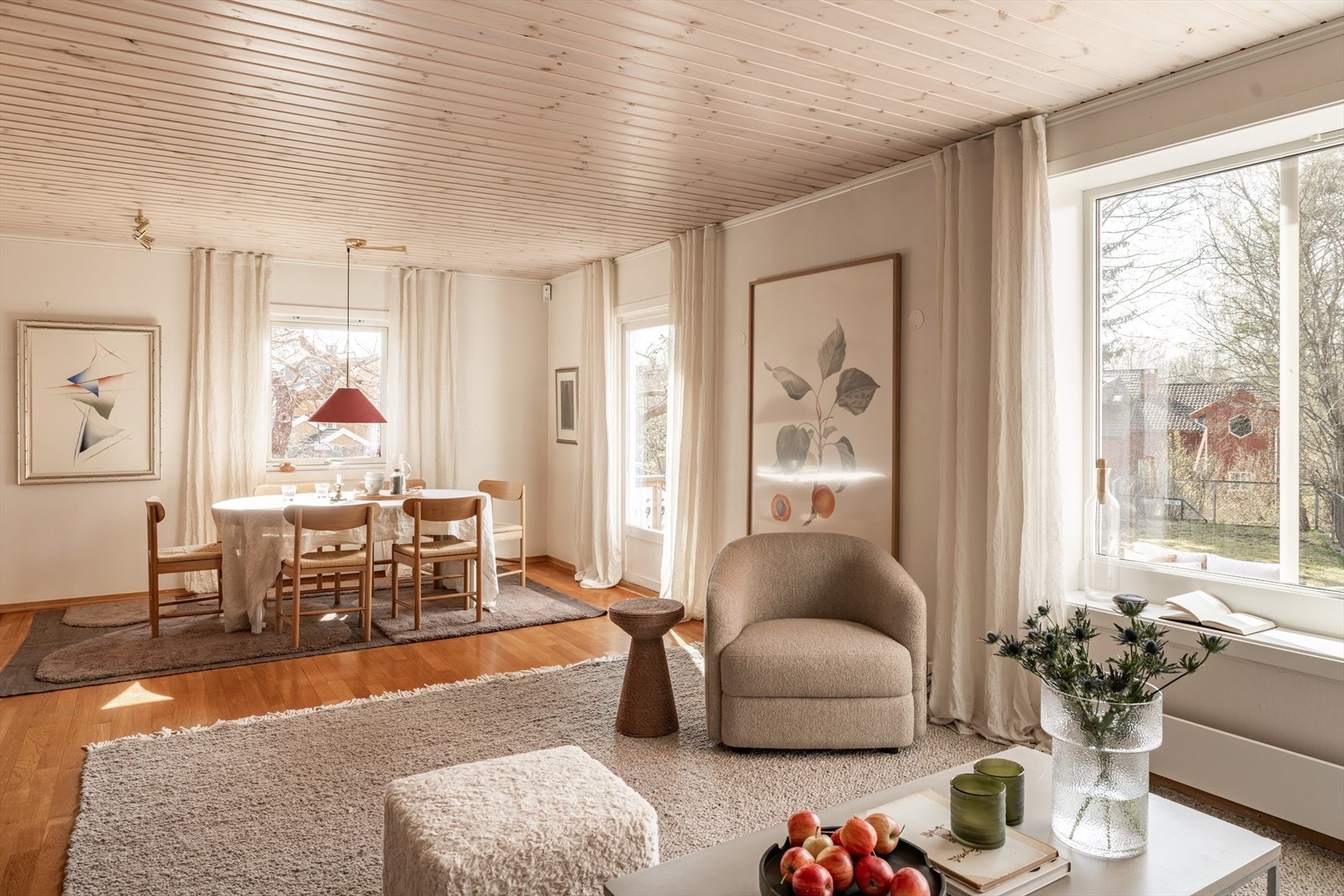 Store vinduer på to av rommets vegger sørger for rikelig med naturlig lys Galleribilde