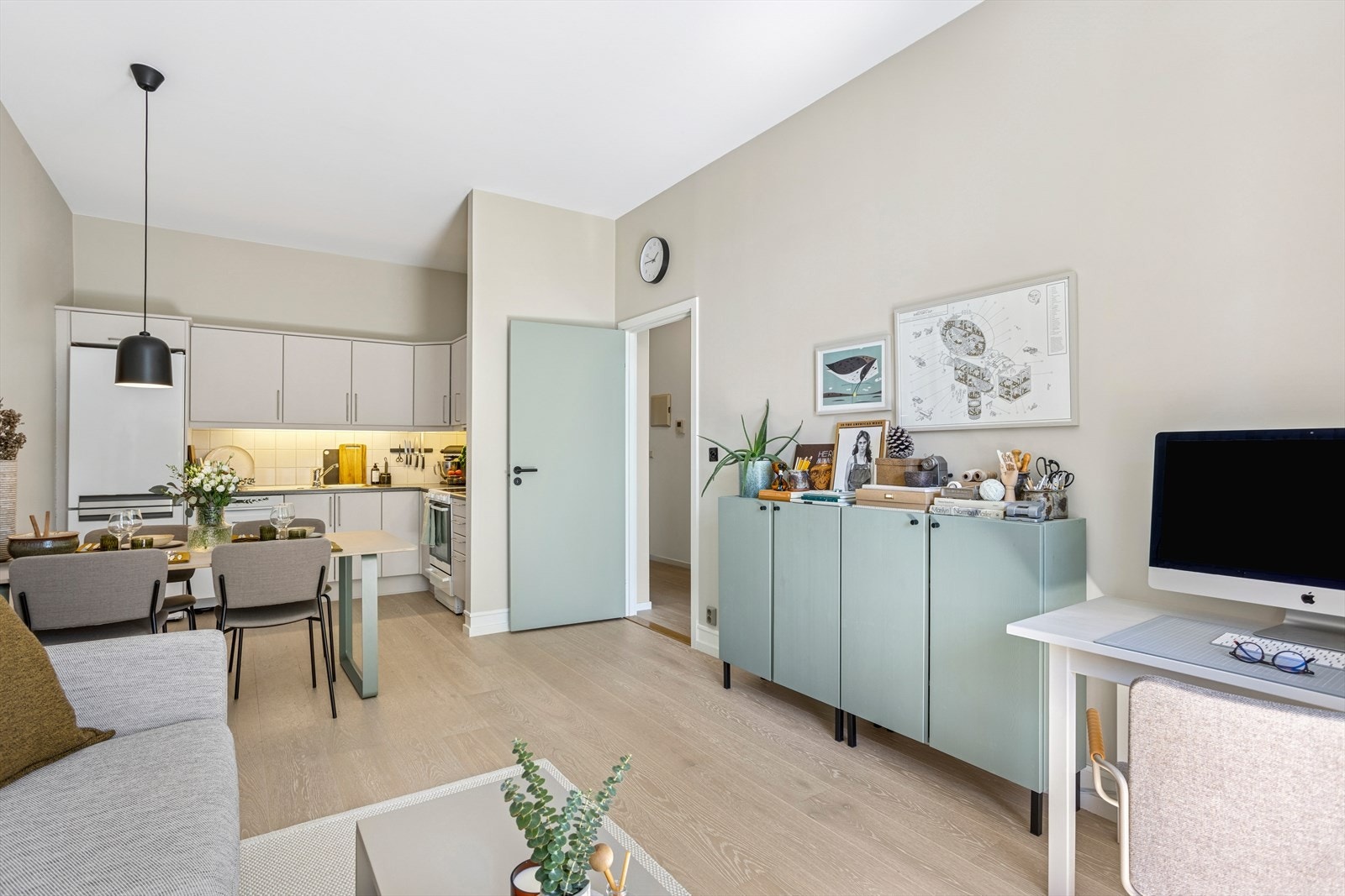 Med den gode takhøyden på ca. 2,92 meter i stue og de store vinduene gir en lys og luftig romfølelse. Galleribilde