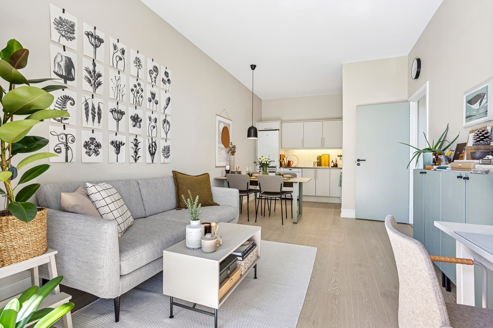 Stuen har plass til å møblere i flere soner. Galleribilde