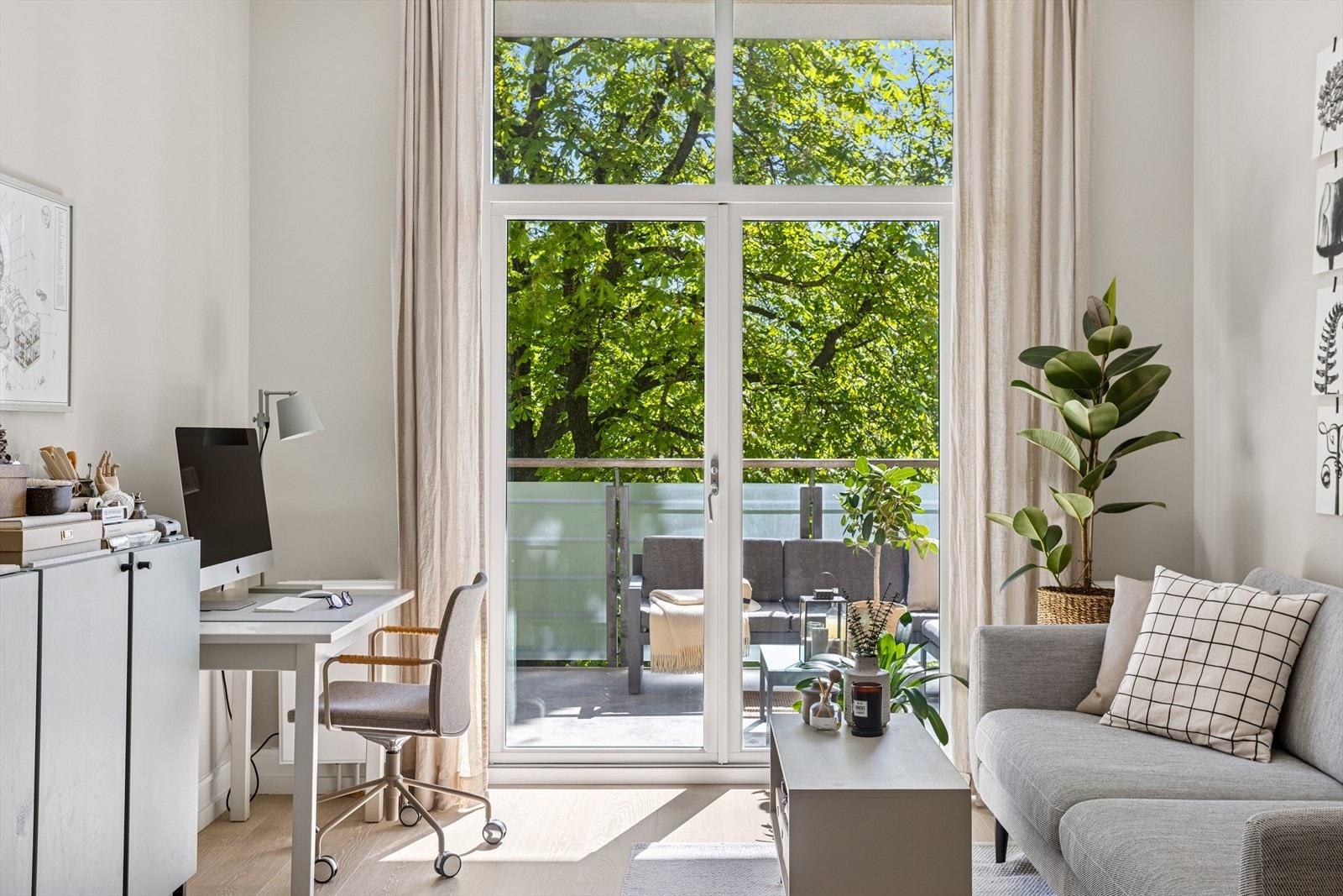 De store vindusflatene gir rikelig med dagslys inn. Galleribilde