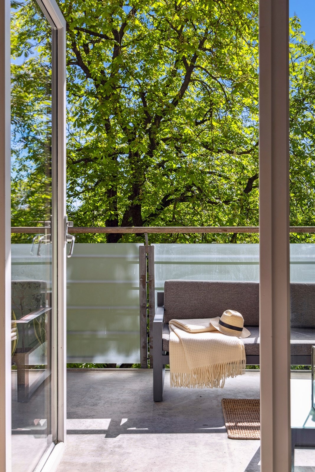 Via to-fløyet balkongdører, kommer du ut på balkongen. Galleribilde