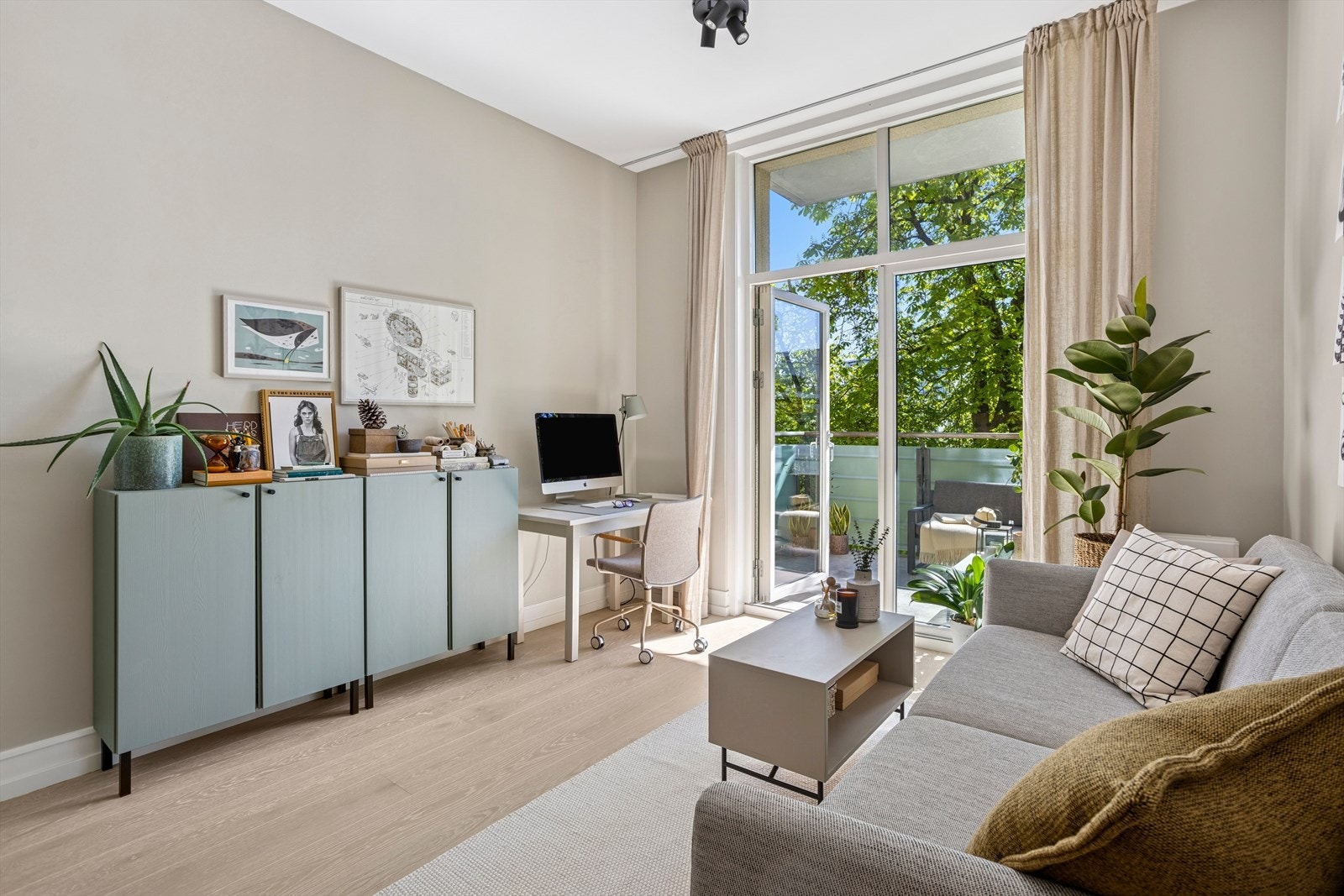 Boligen ble ombygget til boligformål i 2002. I alle rom utenom bad er det delikat 1-stavs eikeparkett. Galleribilde