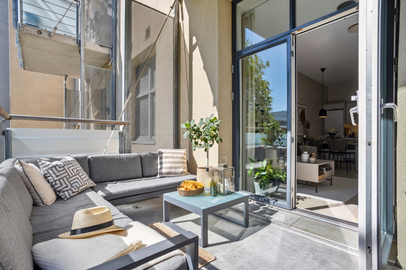 Ved å åpne begge dører vil du få en sømløs overgang, og balkongen blir som en forlengelse av stuen. Galleribilde