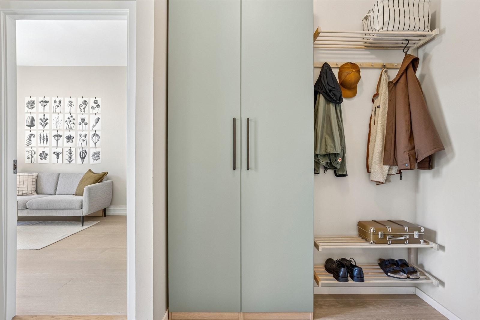 Praktisk entré med plass til å henge yttertøy og sette skoene. Galleribilde