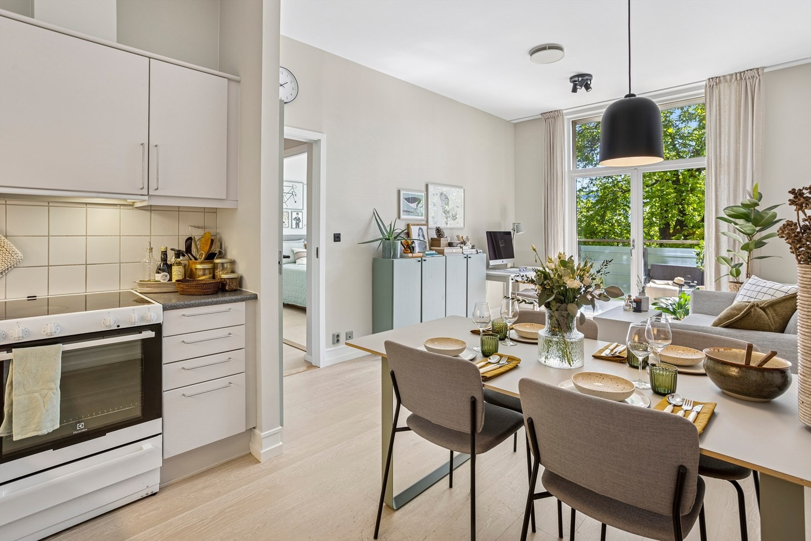 Plass i innredningen til frittstående hvitevarer. Galleribilde