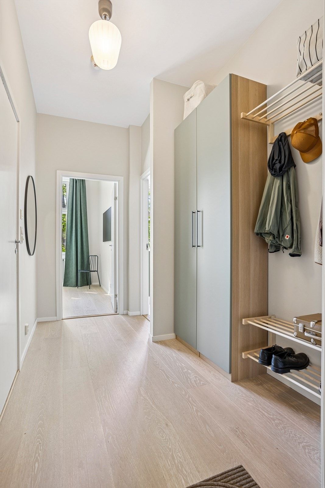 Garderobeløsningen bidrar til et ryddig inntrykk. Galleribilde