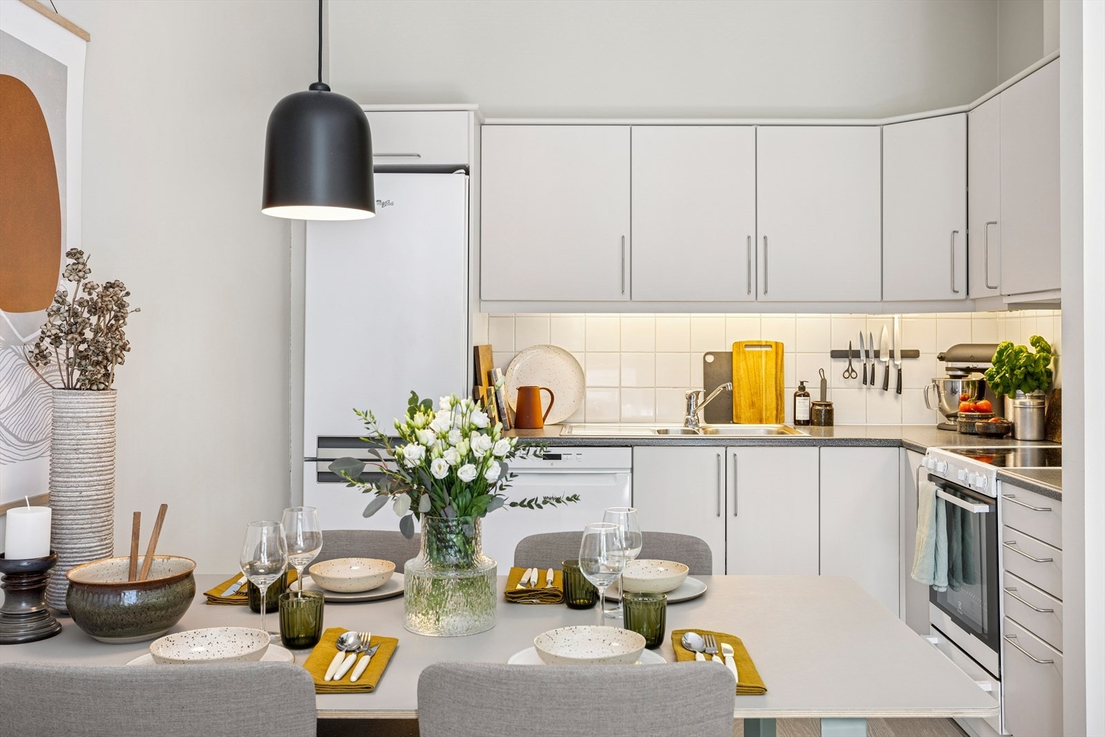 Kjøkkenet består av vinklet innredning med godt med skap- og benkeplass. Galleribilde