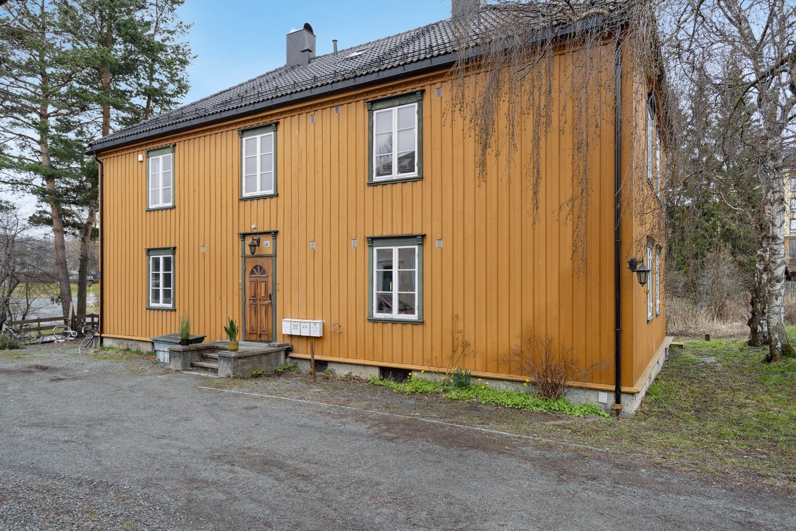 Hver leilighet disponerer en parkeringsplass langs og på siden av bygget. Galleribilde