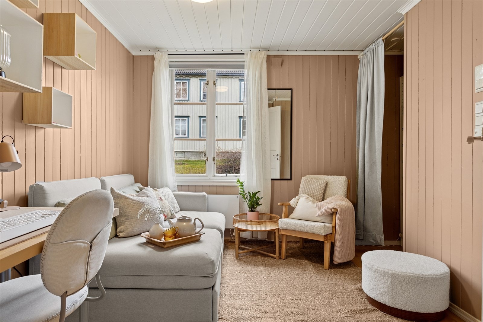 Rommet er av god størrelse og har også et lite innhuk for oppbevaring eller som garderobe. Galleribilde