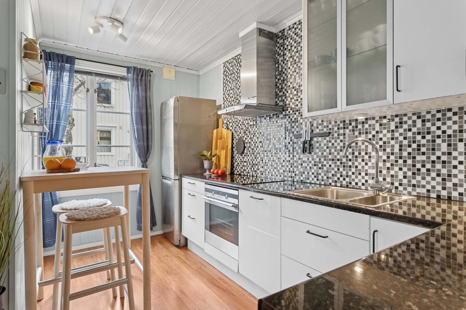 I tillegg til spisebordet på stuen er det etablert en hyggelig frokostsone på kjøkkenet for en effektiv start på dagen. Galleribilde