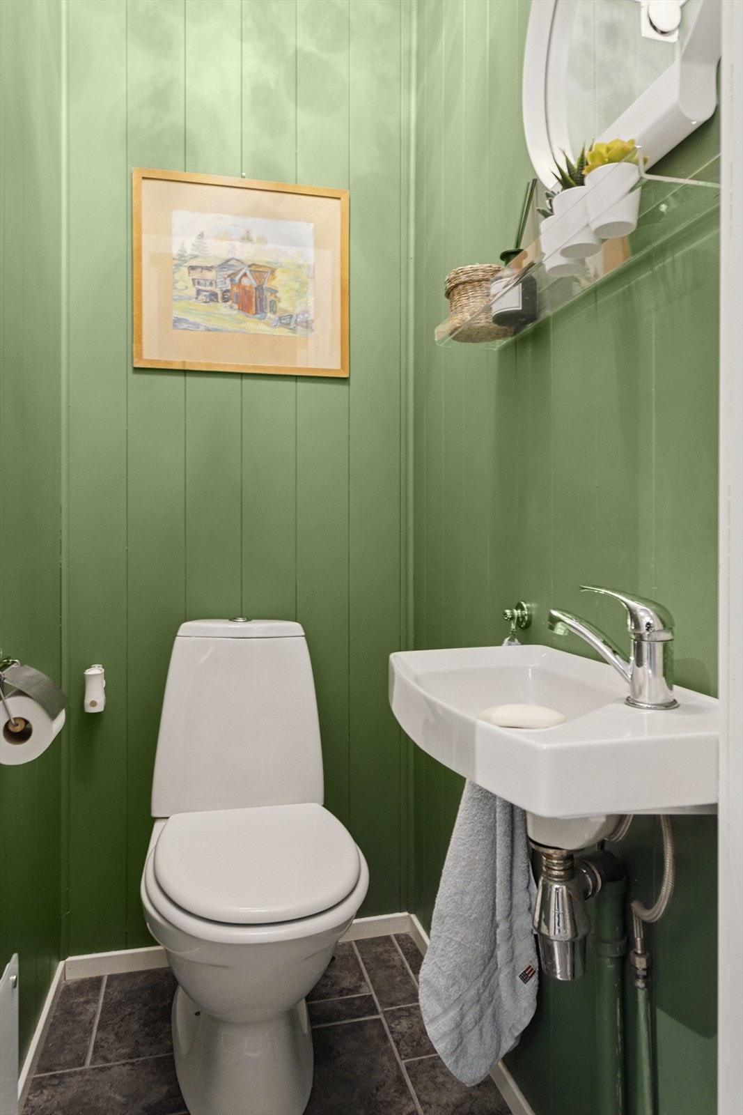 Det er separat WC-rom i leiligheten. Galleribilde