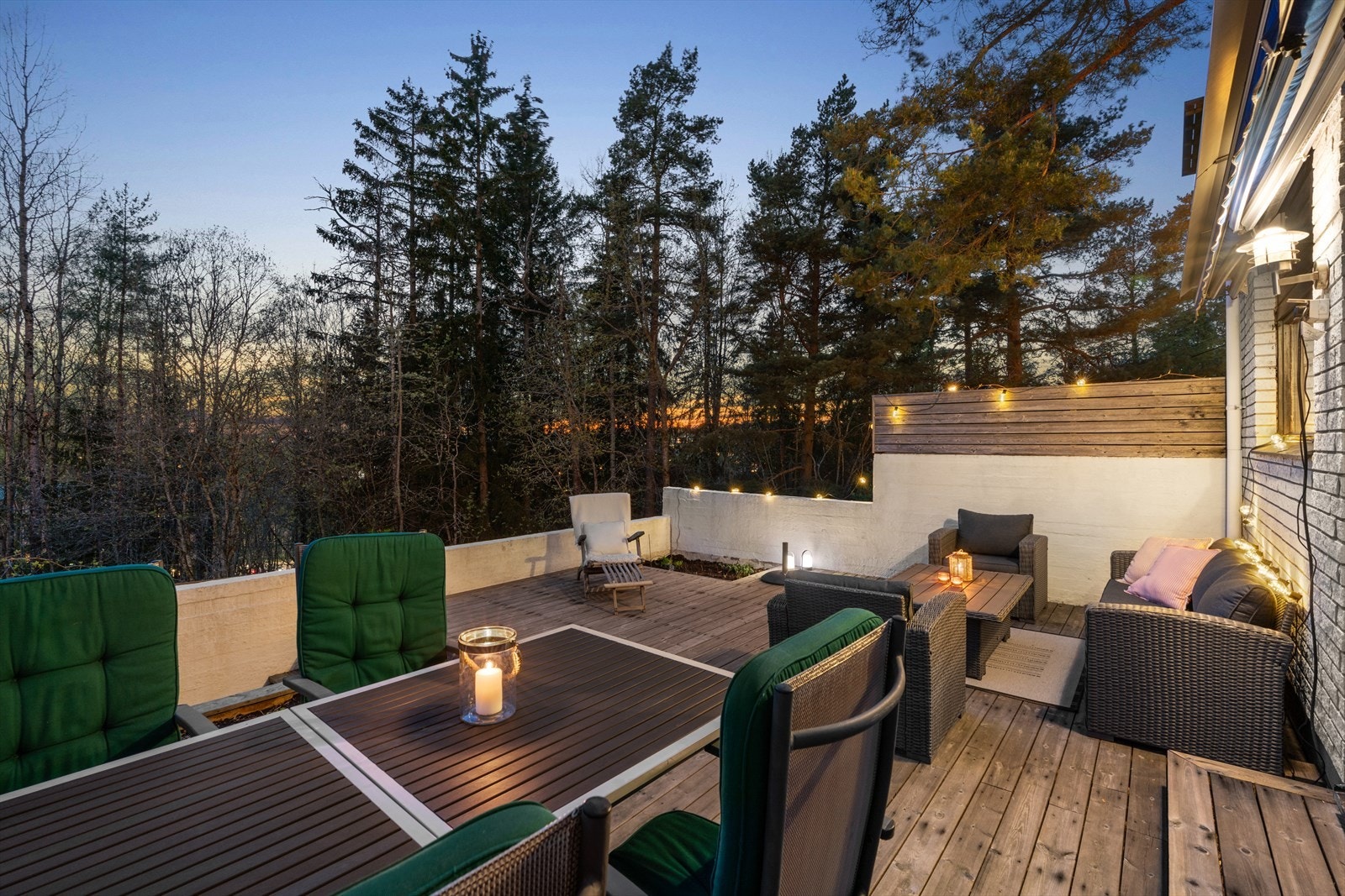 Terrassen kan enkelt innredes i soner med plass til både sofagruppe og spisegruppe. Galleribilde