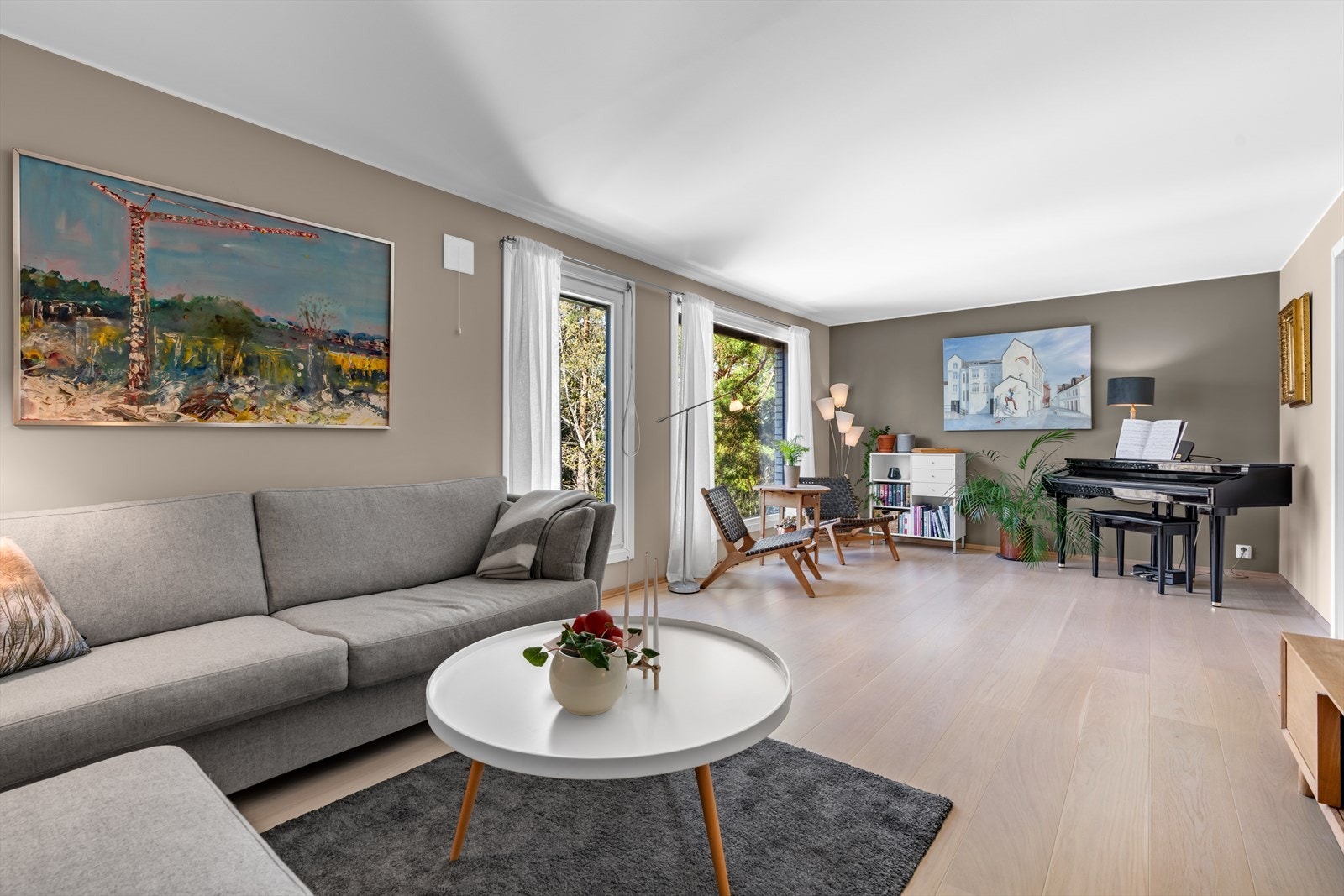 Stuen i hovedplanet er godt utformet, noe som gjør det enkelt å innrede etter eget ønske. Galleribilde