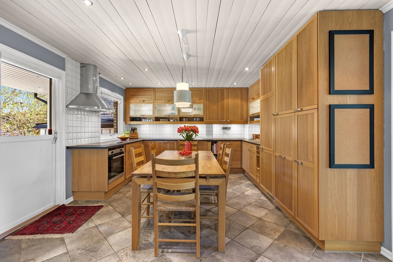 Med handelen følger induksjonstopp, stekeovn, oppvaskmaskin, mikrobølgeovn og kjøl/frys, som alle er integrert i innredningen. Galleribilde